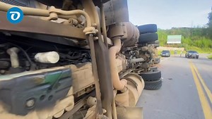 17K views · 178 reactions | CAXAMBU: CARRETA TOMBA NO TREVO DA BR-354 Uma carreta com placas de Barroso-MG amanheceu tombada na manhã desta sexta-feira (12/01) no trevo da rodovia BR-354 na altura de Caxambu-MG. Mais informações a qualquer momento durante as atualizações de noticias do Popular Net. *Imagens cedidas: Jornal Panorama #noticias #acidente #sextafeira #carreta #pousoalto #opopularnet | O Popular Net | Facebook