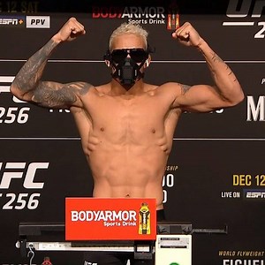Charles "Do Bronx" Oliveira stepped on the scale at 154.5 pounds -- with shades -- for his #UFC256 co-main event scrap 🕶 | ESPN MMA
