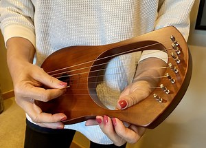 Review of Donner Pentatonic Lyre Harp