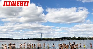 Video: Kymmenet naiset riisuivat yläosansa Hietaniemen uimarannalla – "Tissiflashmob” järjestettiin suurempana kuin koskaan