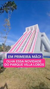 O MAIOR TOBOGÃ INFLÁVEL 🛝 da América Latina estreia no parque Villa-Lobos neste sábado (23/9) e é muito divertido! 🫶😱🫶 A atração possui 15 metros de altura e 55 de comprimento. E PARA RFRESCAR no calor previsto para sábado e domingo terá ÁGUA 💦 durante a descida dos participantes, tornando a brincadeira ainda mais emocionante. Bora levar a criançada para curtir esse passeio ao ar livre⁉️ Outra novidade aquática é o Futebol de Sabão, ⚽️🧼 onde as crianças têm que se equilibrar durante a part
