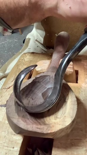 Sweet, sweet spoon carving action compliments. See more at Woodgifts.ca #smilingfrogwoodstudio #woodcarving #spooncarving