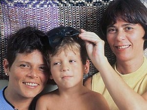 260K views · 7.5K reactions | Quando a cantora Cássia Eller morreu, em 2001, ela deixou a esposa e um filho pequeno e Maria Eugênia, sua companheira de vida, teve que brigar pela guarda do menino | Icons BR | Facebook