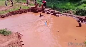 🔴 Uku ni kwo biheza bikagenda iyo abariko baraduza inzu canke bubaka impangu bimvye ibinogo bakuramwo amatafari bagasiga batabifuriye... 🌧️ Imvura iguye ibinogo vyuzura ibiziba, #abana na bo bati turironkeye piscine hafi bitagoranye 🤷‍♂️ Naho biri uko ingaruka z'ico kiziba zishobora kuba umurengera kuko aba acafuye cane. Abana bayanywa bashobora kugwara ingwara ziturutse ku micafu , urukushi nizindi 👉 Aha ni i #Gitega, mu mwonga ugabura karitiye #Ntobwe na #Mushasha mu gace ka #Nyabugogo na 