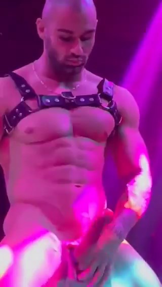 RT @MaleStripperXXX: Muscle gogo dancer star @AxelReedX flashing hard cock on stage!Brand new series coming up in 2026:- Infinity Festiv…