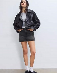 Stradivarius - D60 - Mini-jupe basique en jean - Noir délavé | ASOS