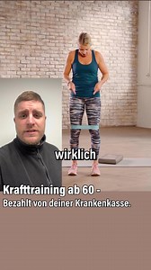 Bereits über 7000 zufriedene Teilnehmer setzen auf den Onlinekurs „Aktiv im Alter – Krafttraining ab 60“ für weniger Muskelverlust & mehr Kraft. Und das aus gutem Grund: Ab 60 Jahren verlierst du jährlich bis zu 2 % deiner Muskelkraft – wenn du nichts dagegen tust! Ohne gezieltes Training drohen Kraftverlust, Gelenkbeschwerden und eine erhöhte Sturzgefahr. Unser krankenkassengeförderter Online-Kurs „Aktiv im Alter – Krafttraining ab 60“ hilft dir, aktiv gegenzusteuern. Mit dem Kurs stärkst du ge