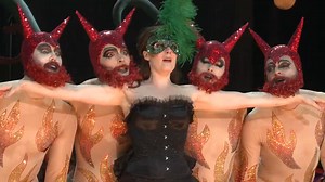 »Komm in die Hölle, es wird lustig!« Der rasend-frivole Höllenritt »Orpheus in der Unterwelt« in der Inszenierung von #BarrieKosky ist ab morgen wieder auf unserer Bühne zurück! Los, los steigen wir wieder hinab und schauen uns nicht um … #KOBOrpheusUnterwelt www.komische-oper-berlin.de/programm/spielplan/wieder-da/orpheus-in-der-unterwelt/2818/ | Komische Oper Berlin