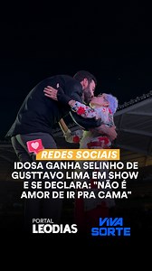 Gusttavo Lima fez um show em Manaus, Amazonas, no última sábado (7/6) e foi surpreendido por uma fã da terceira idade encostada em uma grade. Ele então quis conhecê-la, ela subiu ao palco e os dois conversaram um pouco. O cantor ainda realizou o desejo dela, que era ganhar um selinho, levando as outras fãs a loucura de inveja. Depois do momento especial, ela deixou bem claro como é o seu amor pelo músico: “Eu amo demais, não é amor de ir pra cama.” | Leo Dias