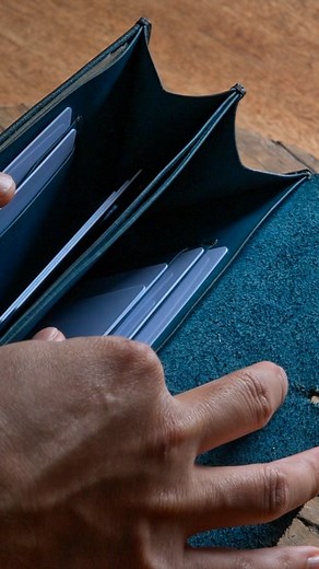 Rigel leather Hokkaido ・ 明星 -akehoshi- Wallet : Semi-long size ・ それぞれの革がもつ個性 革の表情を楽しむ 素上げヌメ革の魅力を詰め込んだ 飾らない革小物の作品群です ・ 四季折々の色に染め上げた 世界に一つ あなただけの 革鞄・革小物 ・ 一人の作家が 手染め、手縫いで仕立てた 温もりある作品を 北海道札幌市の小さなアトリエから お届けします since 2016 ・ #Rigelleather #leather #hokkaido #akehoshi | 革工房 Rigel