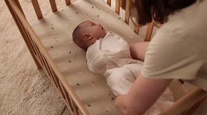 ergoPouch Cocoon Swaddle Sack 1.0 TOG - Baby Sleep Sack, Gentle Snug Fit Helps Calm Startle Reflex, Ideal for Arms In/Out Sleeping, Soft Breathable Fabric for Better Sleep (0-3 Months, Daisies)