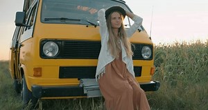 belle femme insouciante en robe, qui : vidéo de stock (100 % libre de droit) 1104106533 | Shutterstock