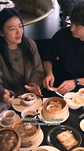 2/3 | Vragen aan Char Li en Charlotte over Happy in Holland Regisseur Char Li Chung en actrice Charlotte Ha, restaurantkinderen van het eerste uur, werkten nauw samen voor deze ontwapenende voorstelling waarin we getuige zijn van de liefdevolle botsing tussen een moeder en dochter op de brokstukken van een Chinees-Indisch restaurant. We vroegen hen hoe zij nu aankijken tegen hoe ze zijn grootgebracht. 4 – 7 jan | Theater Bellevue 5 jan | Nagesprek o.l.v. Hui-Hui Pan (Pan Asian Collective) met Ch