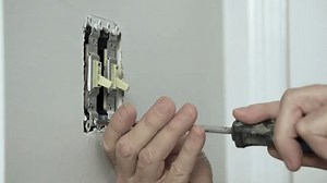 Elektriker, der einen alten Kippschalter in: Stockvideos & Filmmaterial (100 % lizenzfrei) 3957411095 | Shutterstock