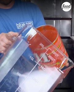 Preparem-se, amantes da pizza: Guy Fieri chegou a Denver e está pronto para saborear as delícias da "Blue Pan Pizza". Junte-se a ele nesta aventura gastronômica onde cada fatia é uma explosão de sabor! #LanchonetesClássicascomGuyFieri 肋 Aproveite o conteúdo Discovery em streaming com a MAX. Assine agora: <https://bit.ly/MAX-FoodNetworkBRA> | Food Network Brasil | Facebook