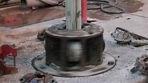 Kelly rotate in rotary table on drilling rig.