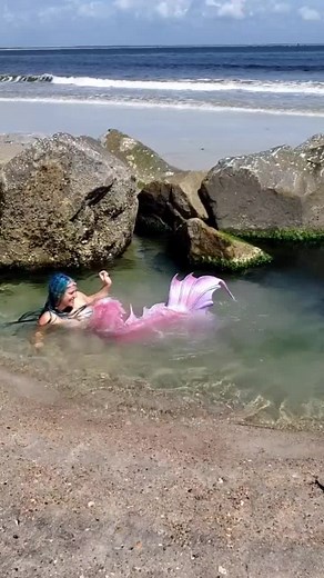 Don't drink her potions ☠️ #thewanderingmermaid #florida #ocean #mermaid #pinkmermaid #bluehair #siren #spin #littlemermaid #mermaidtail #mertailor