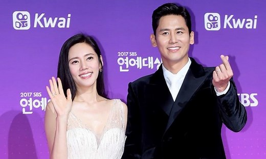 Choo Ja Hyun's husband & Chinese actor Yu Xiaoguang currently embroiled in cheating rumors after being seen with an unknown woman on his lap