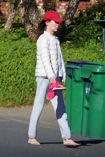 Ea a fost una dintre cele mai mari vedete, iar acum este de nerecunoscut. La doar 51 de ani, extrem de slabă, cu chipul desfigurat de operațiile estetice și dependentă de alcool, actrița a fost văzută pe stradă rătăcind desculță prin oraș: – Vezi primul comentariu 👇👇👇 | Faze Tari