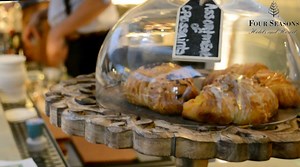 Behind the scenes footage of the Four Seasons Hotel Houston, where we had the pleasure of staying during the Houston portion of our EiF Road Trip. It was a wonderful hotel, featuring an indoor golf simulator, an incredible pool area, excellent dining options, and a beautiful lobby area. | Everything is Fútbol