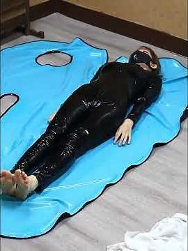 Inflatable sleeping bag