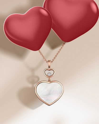 Chopard, le #MessagerDeL'Amour, vous souhaite une bonne Saint Valentin ! Le nouveau pendentif en nacre #HappyHearts façonné en or rose 18 carats #EthicalGold séduira votre bien-aimée. Pour ajouter à l'intrigue, le cœur Chopard porte au dos les diamants dansants emblématiques de la Maison ainsi que le célèbre monogramme signature, ce qui en fait un cadeau réversible pour votre chéri(e). Les surprises se présentent sous toutes les formes et toutes les couleurs, offrez un cadeau #ChopardGift parfai