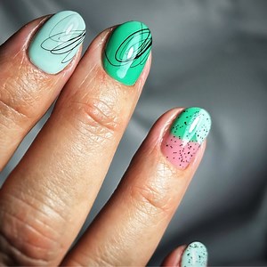 2.3K views | Zöld gél lakkok: a természet ihlette frissesség és elegancia körmökön.  Felhasznált termékek:  NiiZA Gel Polish #429  bit.ly/NiiZAgp429  NiiZA Gel Polish #305  bit.ly/NiiZAgp305  NiiZA Shimmer Top Fedőlakk #3  bit.ly/NiiZAshimmer3  NiiZA Gummy Base Hardener Gel Pink  bit.ly/NiiZAGummyBasePink  NiiZA Base&Top No Fix+  bit.ly/NiiZANoFixPlus | gellakk.com | Facebook