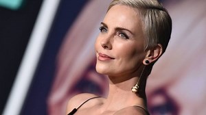 ¿Falta de modestia? El ostentoso collar que lució Charlize Theron en los Oscar 2020