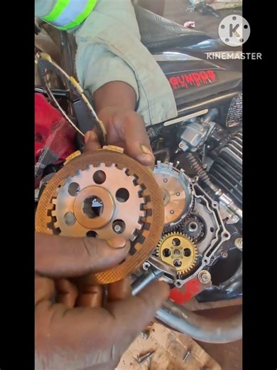 Mechanics' secret: see how to install the clutch disc on a Camel.