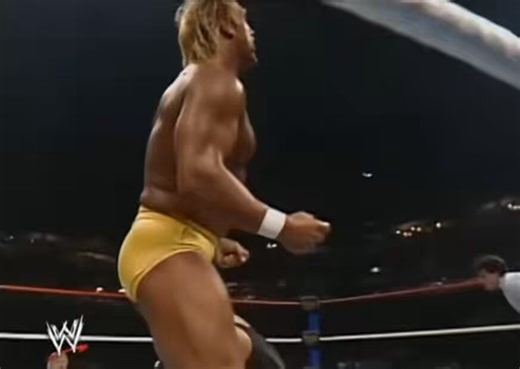 Hulk Hogan body slams Andre the Giant