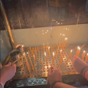 ATHENS, simply ❤️🇬🇷❤️ I love how the Electra Metropolis Hotel has been built allowing for this beautiful little church 🙌 #respect "Agia Dynami" Church ⛪️ Did you know that as you step towards the entrance, tucked between the pillars of the building, you will encounter an odd sight dating back to the 16th century ? 😳📜 Inside, the walls of this single-chamber vaulted church are densely decorated with traces of murals. Most of the saints depicted are female, as this church is said to be a prot