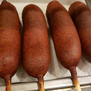 Corn dogs all day... #corndog #carnivaleats #carnivalfood #wecater #endlesssummersweets #downtownberkeley #cityofberkeley #bayareabuzz #bayarefoodie #foodbloggersbayarea | Endless Summer Sweets