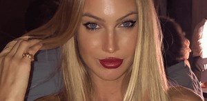 Taylor Mega scatenata: bacio lesbo con l'ex fiamma di Damante [FOTO]