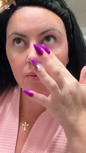 Bőrmegújitó termékcsalád ☝🏻 Bemutatom nektek az Új kedvenceim 🤩 Az első szempont számomra, hogy könnyen besziívódjon befogadja a bőröm ✔️ Már az első felvitel/hasznalat után pihe-puha bársonyos tapintás ✔️ Folyamatos használat mellett pedig teljes megújulás ✔️ Összességében a bőröm sokkal hidratáltabb, fényesebb és feszesebb ami hatalmas szó ebben az időszakban hiszen most köszöntött be a hideg… de ezek a termékek megmentették a bőröm a kiszaradastól! Köszönöm 🤗🤗🤗 1. CeraVe Bőrmegújító C-vi