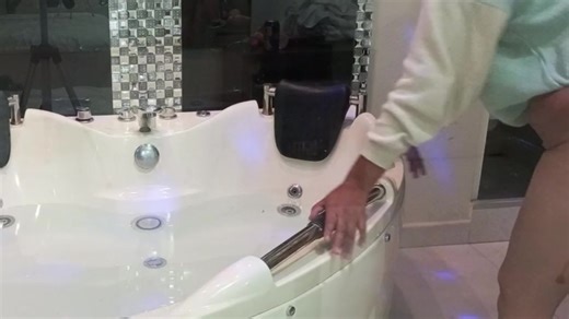 una tarde de jacuzzi con mi vecina rico y sabroso