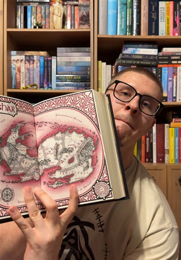 Jak komuś się nudzi i chce obejrzeć taki unboxing paczki od Brandona Sandersona to zapraszam. #brandonsanderson #booktok #książki #fantastyka @Dragonsteel