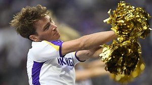 Minnesota Vikings show support for their male cheerleaders amid backlash