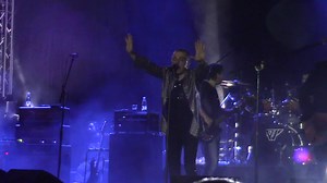 Parni Valjak - A gdje je ljubav (1997) [ https://youtu.be/dYGvEgJUv78 ] Danima već kiši Ja iz dura opet odlazim u mol I ne znam više kako Od srca se ne smijem predugo Sasvim krivo vrijeme za mene Prolazim bez potrebe Nisu šanse svima jednake Ne možeš od istine Oprostite na smetnji I ja bih rado nešto veselo Al' nema dobrih vijesti Gorko valjda traži lagano Sasvim krivo vrijeme za mene Prolazim bez potrebe Sve su boje sivo-srebrne Čekaš ljeto, a već zima je A gdje je ljubav Ooo, a gdje je ljubav 