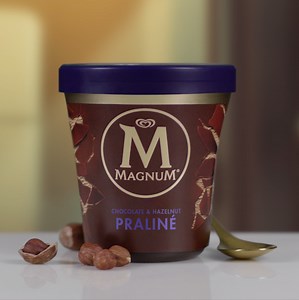 De nieuwe Magnum Hazelnut Praliné Pint is ontzettend geliefd… Heb jij hem al geprobeerd? Een verleidelijk lekkere pint met fluweelzacht hazelnoot & praliné-ijs met een vleugje karamel. Geheel omhuld met een dikke laag krakende Magnum chocolade met knapperige, geroosterde hazelnootstukjes. #MadeToBeBroken | Magnum