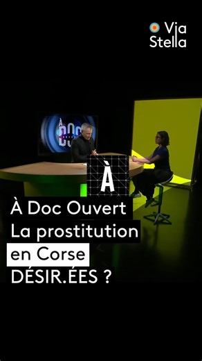 🗣️ Un tabou abordé frontalement, sans voyeurisme. Le documentaire Désir.ées ? explore la prostitution du point de vue des clients : qui sont-ils, que cherchent-ils, et que révèlent ces échanges sur notre rapport au désir et au pouvoir ? En Corse, la réalisatrice Marie-Ange Filippi recueille des témoignages anonymes et interroge l’évolution des pratiques, entre loi, réseaux sociaux et regard des jeunes. Le débat se prolonge avec "À Doc ouvert", présenté par Stéphane Usciati, ce soir à 20h45 sur 