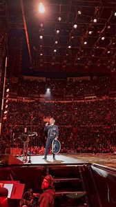 Alejandro Fernández rinde homenaje a Vicente Fernández. . "¡Ay jefe! ¡Te escucho hasta el cielo!", exclamaba un Alejandro Fernández emocionado en el primero de dos conciertos "De rey a rey", un homenaje a Vicente Fernández que puso a cantar a la Monumental Plaza de Toros la noche de este viernes.El cantante subió al escenario pasadas las 22:00 horas, vestido con un traje de charro color negro y detalles dorados. “No me sé rajar”, sencillo que acaba de lanzar, inició este repertorio conformado en