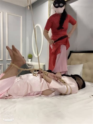 Con chó nào thích áo dài không mà trong khi ổ khóa còn bị cô chủ khóa và giữ chìa khóa lại như 1 con đĩ đã phải phục tùng tao mỗi ngày với những bộ áo dài bóng khác nhau như 1 con ôsin trong căn phòng này👏👏 vào nhóm tele 400k tele xem nhiều video