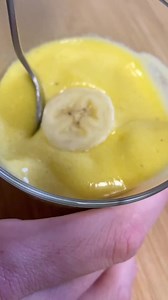 1. Mousse banane mangue, C’EST LE DESSERT SUPER SAIN POUR TA PERTE DE POIDS ! Pour 4 personnes - 15 minutes de préparation - 1 heure au réfrigérateur - 135 kcal / personne 2 bananes 1 mangue 2 blancs d’oeufs 1 citron Epluche les bananes et réserves-en 4 tranches. Mixe le reste des bananes avec la manque épluchée et coupée en morceaux, le jus et les zestes du citron. Monte les blancs d'œufs et incorpore-les à la purée de fruits. Répartis la mousse dans des tasses et dépose les tranches de banane.