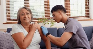 Вакцинация: медсестра-мужчина делает инъекции пожилой женщине: стоковое видео (без лицензионных платежей), 3702535025 | Shutterstock