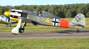 Focke Wulf FW190 tailchaising a Supermarine Spitfire Griffon Powered | Warbirds