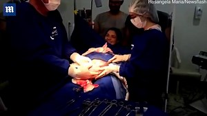 Video: Incredible moment baby breaks amniotic sac with its tiny hand | Daily Mail Online