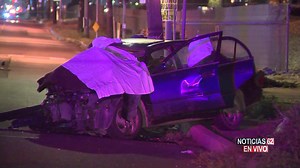 3.7K views · 27 reactions | En la comunidad de Sun Valley, dos personas abatidas en un brutal accidente entre dos autos y la policía está buscando a un conductor que huyo de la escena. Josue Bran nos informa. | Noticias 62 | Facebook