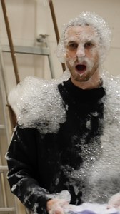 5.9K views · 94 reactions | Noen som har vært på skumparty og kjenner igjen utfordringene?‍♀️ Her er et lite tilbakeblikk fra første skumprøve for gjengen i «Peer Gynt», eller «workshop med skumfokus», som vi kaller det Vi ser som Peer: «La det flomme!»﫧 «Peer Gynt» får sin teaterpremiere på Hovedcenen 21. september!✨ | Nationaltheatret | Facebook