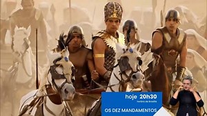 Moisés e o povo hebreu continuam a jornada rumo à Terra Prometida... Mas Ramsés mudou de ideia mais uma vez e está logo atrás para captura-los. Acompanhe mais um emocionante capítulo de #OsDezMandamentos na TV Brasil. | http://bit.ly/S1nt0n1ze #PraTodosVerem: Vídeo começa com cena do redemoinho no meio do deserto. Na sequência, os hebreus se abraçam na beira do mar. Na cena seguinte, Ramsés está em uma carruagem puxada por cavalos, ele cruza o deserto, liderando seu exército. Vídeo termina com c