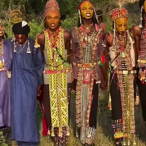 🔴🇹🇩 Festival Gerewol au Tchad : une célébration fascinante de la culture Wodaabe Le Gerewol Festival, un événement emblématique au Tchad, offre un spectacle unique où les hommes Wodaabe, habillés de tenues traditionnelles éclatantes, rivalisent de beauté et de charme. 💃🏾✨ Leur objectif ? Séduire et captiver les femmes à travers des danses rituelles, des chants envoûtants et des maquillages soigneusement réalisés. Ce festival est bien plus qu’une simple compétition : c’est une célébration de